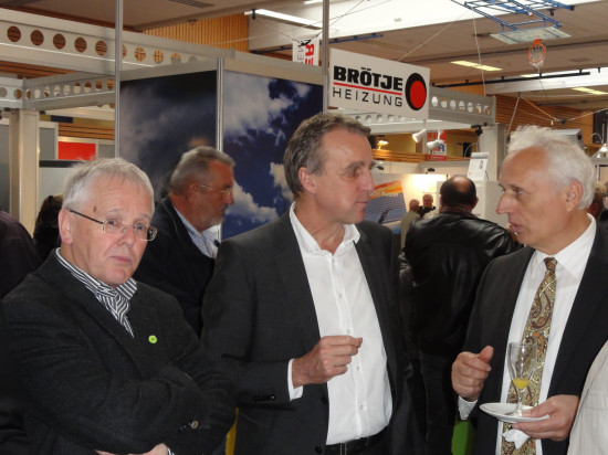 Gespräche am Rande des Buffets auf der Energiesparmesse 2013