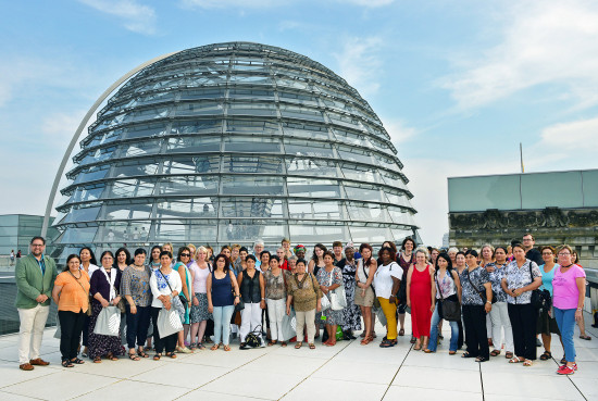 48 Frauen und ich (ganz links)