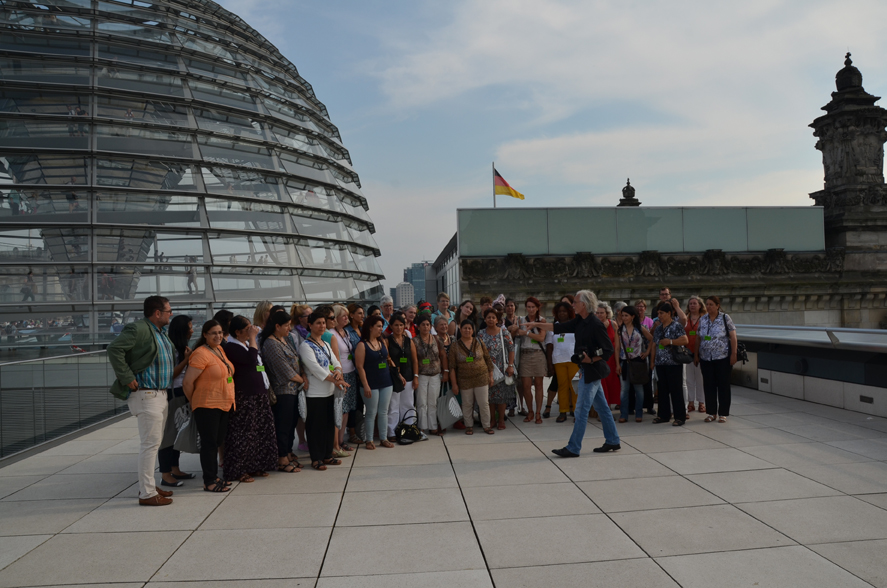 Zum Gruppenfoto auf der Terrasse