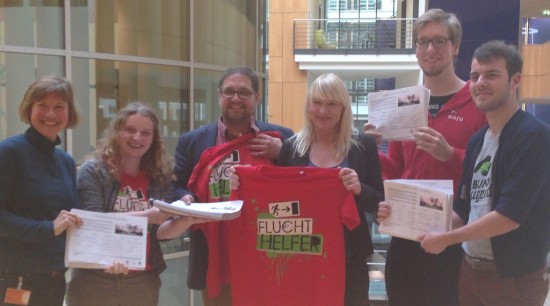 Luise Amtsberg, MdB (mitte) und ich nehmen die Petition von Deutsches Jugendrotkreuz (JRK), Naturschutzjugend (NAJU) und der Jugend im Bund für Umwelt und Naturschutz Deutschland (BUNDjugend) entgegen.