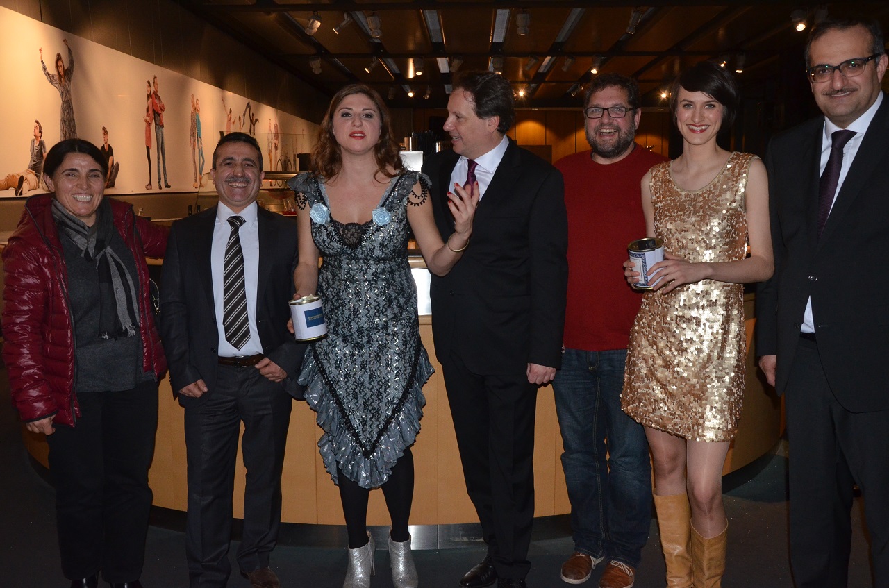 Angesichts der Spendensumme lachende Gesichter (von li. nach re.): Yildiz Tekce, Sahap Dag, Lisa Jopts, Christian Firmbach, ich, Agnes Kammerer, Telim Tolan.
