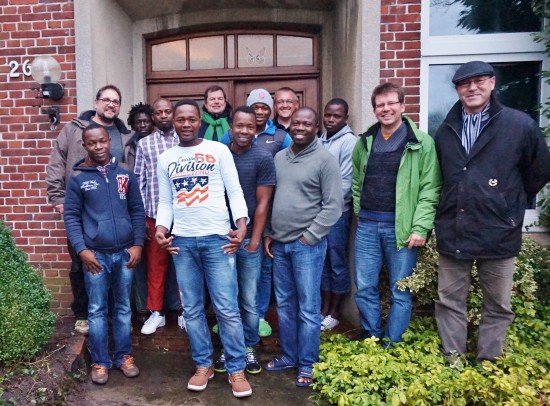 Flüchtlinge aus der Elfenbeinküste vor ihrer Unterkunft in Hollwege.