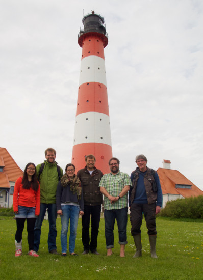 Mit Freunden vom WWF und der Schutzstation Wattenmeer vor dem Leuchtturm [Foto: Lisa Thoms/Schutzstation Wattenmeer]