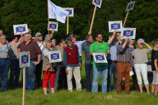 In der offenen Geestlandschaft gegen die geplante Küstenautobahn demonstrieren.