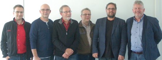 Stickstoffoxide sind wie Feinstaub gesundheitsschädliche Schadstoffe. Welche Konsequenzen hat der Skandal bei VW? Darüber sprachen (v.l.n.r.): Stephan Harms (Geschäftsführer Betriebsrat), Martin Refle (Sprecher der IG Metall-Fraktion im Betriebsrat), Bernd Renken (GRÜNER Fraktionsvorstand im Stadtrat), Frank Ohmer (Vorstand GRÜNE Emden), Peter Meiwald (MdB), Folkert Schwitters, stellvertretender Betriebsratsvorsitzender.