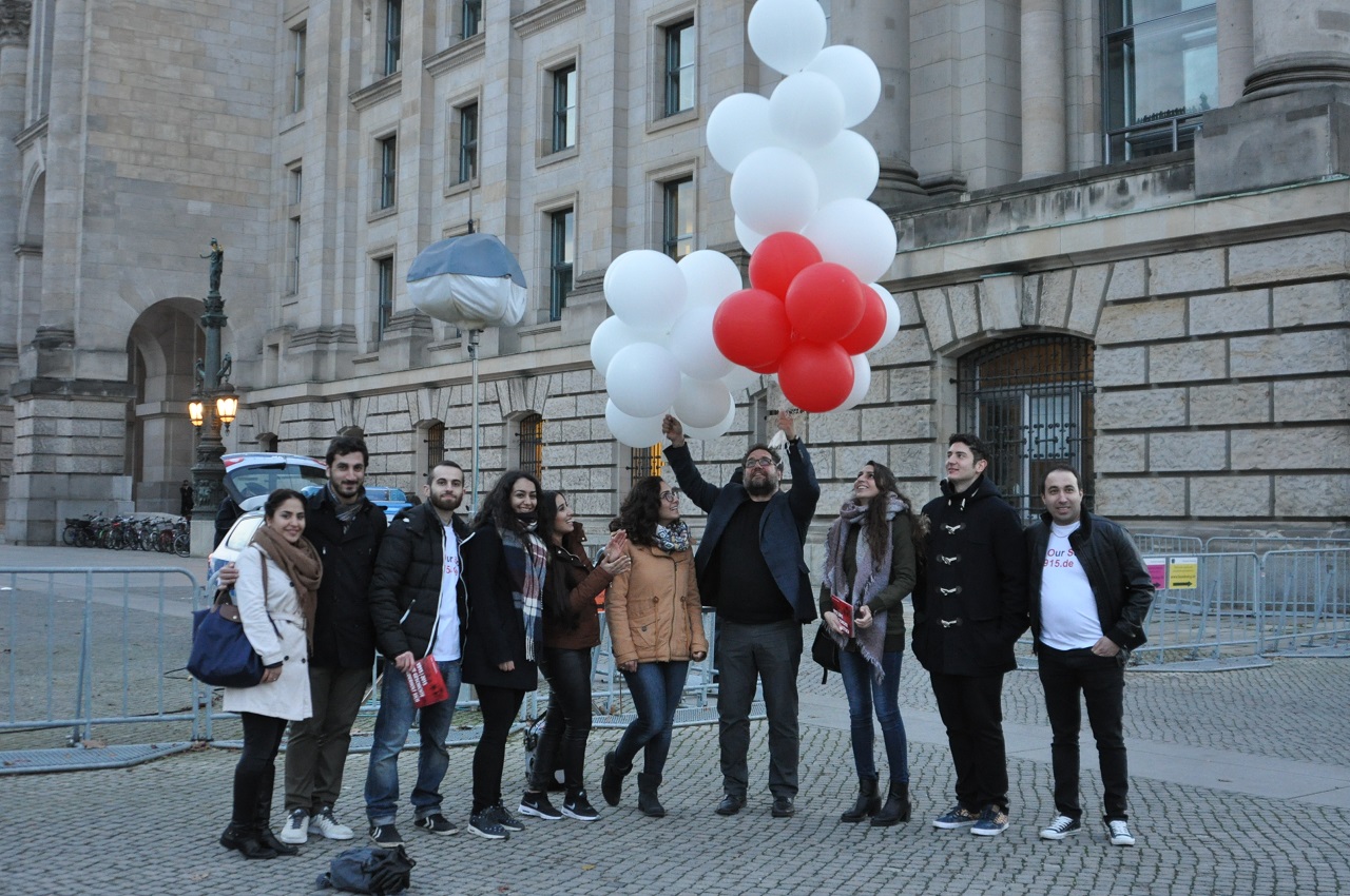 Junge Aktivisten des Vereins Save Our Souls – 1915 e.V. und der Jugendorganisation JUNGE ARMENIER, ihre Luftballons und ich