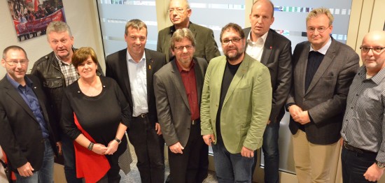 Die verkrusteten Strukturen bei VW werden die IG Metall und die Politik noch jahrelang beschäftigen (v.l.n.r.): Manfred Wulff (Betriebsrat-Mitglied), Folkert Schwitters (stellv. BR-Vorsitzender), Herta Everwien (Vorsitzende der Vertrauensleute) , Johann Saathoff (SPD), Peter Jacobs (BR-Vorsitzender), Markus Paschke (SPD), ich, Michael Hehemann (Geschäftsführer IG Metall), Heiko Schmelzle (CDU) und Martin Refle (Vorsitzender der IG Metall-Fraktion im BR).