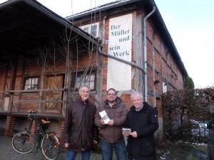 In Bad Zwischenahn-Rostrup im Ammerland hat sich ein einzigartiges Kulturzentrum in der Rechtsform einer Genossenschaft gegründet: die Bürgergenossenschaft Kirchmühle. (V.l.n.r.) Manfred Wohlers, Vorstand der Genossenschaft, ich und Friedrich Haubold. Foto: Otto Renken.