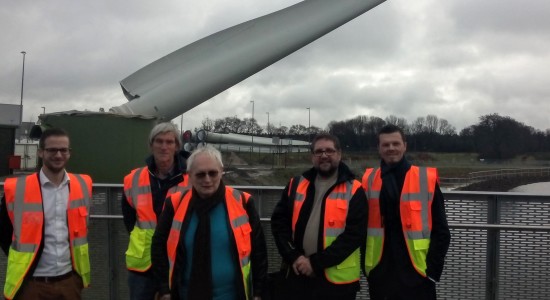 In Aurich stellt Enercon Blattsätze für seine Windenergieanlagen her. Aufgrund der verkehrstechnisch günstigen Lage erfolgt die Auslieferung der Rotorblätter sowohl per Lkw als auch per Bahn oder Binnenschiff (v. l. n. r.): Thijs Schless, Gerald Fiene, Dr. Valerie Wilms, ich und Hendrik van Hettinga.