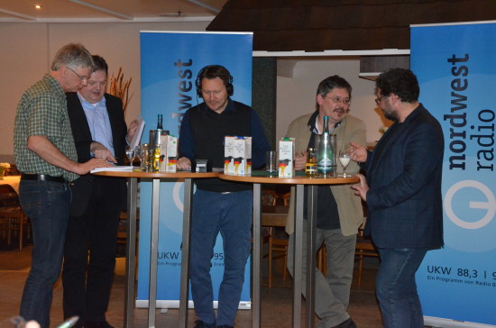 "Nordwestradio unterwegs" hatte mich dazu eingeladen, live aus dem Gasthof Wittes in Edewecht im Ammerland unsere GRÜNE Position zu den sinkenden Milchpreisen zu erklären. Leider produzieren immer weniger Milchkuhhalter immer mehr Milch. Der Strukturwandel ist in vollem Gange: "Wachse oder weiche" ist nach wie vor die Parole. Doch ein Lichtstreif am Ammerländer Himmel ist die Weidemilch ohne Gentechnik und Biomilch aus Wiefelstede.