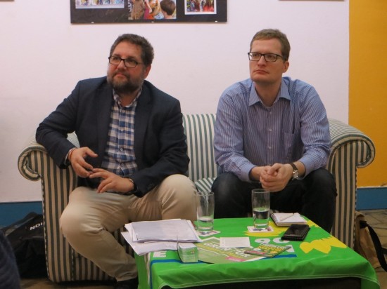 Peter in Bitterfeld-Wolfen auf dem Sofa mit Christian Hennicke, einem sachkundigen Einwohner im Wirtschafts- und Umweltausschuss der Stadt Bitterfeld-Wolfen.