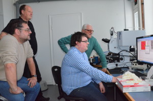 Um Mikroplastikpartikel eindeutig zu identifizieren, nutzen Gunnar Gerdts und Sebastian Primpke Hightech-Analysegeräte, die genau erkennen, aus welchen Substanzen ein Partikel besteht. Sonst ist die Verwechslungsgefahr mit Sandkörnern oder Muschelteilchen zu groß.