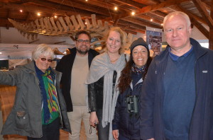 Die Nordseeinsel Juist habe ich bei herrlich windigem Wetter besucht. Das Töwerland, die Zauberinsel. Gleich nach der Ankunft war ich im Nationalpark-Haus Juist und habe mir von Dr. Gerald Millat (1.v.r.), dem Forschungskoordinator der Nationalparkverwaltung Niedersächsisches Wattenmeer, und der Juister Rangerin Alexandra Kellner (2.v.r.) erklären lassen, welche Auswirkungen der Klimawandel auf heimischen Arten im Wasser und auf der Insel hat. Die Juister GRÜNEN Hilta Depser-Moritz und Heike Heiken hatten mich eingeladen, ihre tolle Insel zu Fuß und mit dem Fahrrad zu erkunden. Im Hintergrund von uns hängt frei schwebend das Skelett eines 2001 gestrandeten 9,30 m langen Zwergwales.
