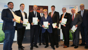 Abgeordnete des Deutschen Bundestags mit dem Abteilungsleiter Wasserwirtschaft, Ressourcenschutz aus dem Bundesumweltministerium und Repräsentanten der DWA nach der Vorstellung des DWA-Politikmemorandums