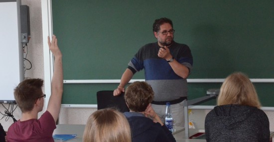 Es ist eine knifflige Aufgabe, Jugendliche für politische Fragestellungen zu interessieren. Ein Weg: Im Politikunterricht einer 10. Klasse der Europaschule Gymnasium Westerstede habe ich den Schüler*innen u.a. über die Europäische Union Auskunft gegeben. Regionale Themen wie z.B. die geplante Küstenautobahn (braucht niemand) kamen natürlich auch noch dran.
