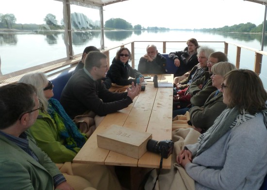 Auf der Elbe morgens ein Gespräch u.a. mit Heinrich König vom NLWKN (3.v.l.) und mit Julia (5.v.l.). Ich 