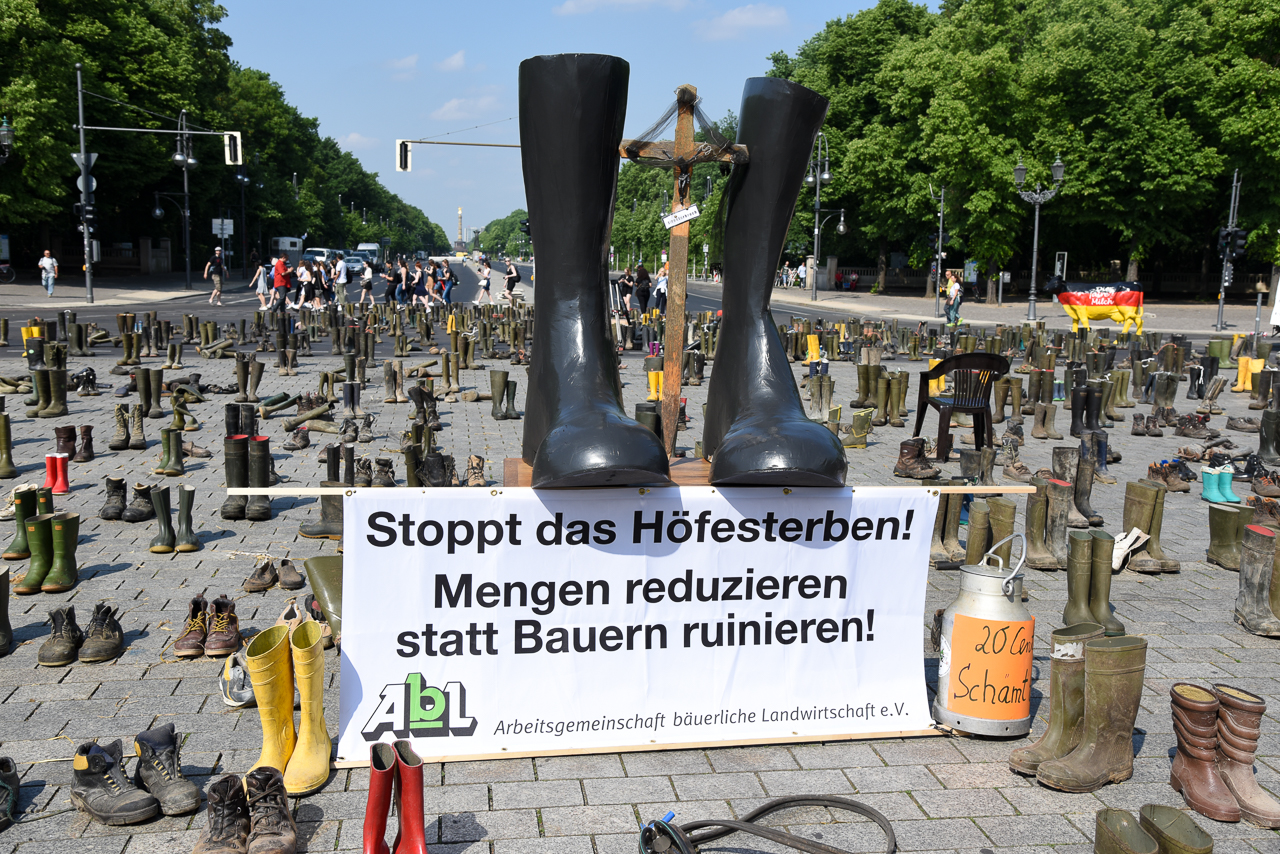 Eine nachdenkliche Aktion, die die dramatische Lage der kleinen Milchbauern widerspiegelt: Gummistiefel symbolisieren das Höfesterben.