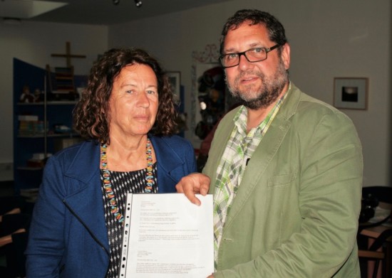 Ich sagte der grünen Ratsfrau Engeline Kramer gern zu, mich in zwei konkreten Fälle von eriträischen Flüchtlingen direkt beim BAMF in Oldenburg einzusetzen. 