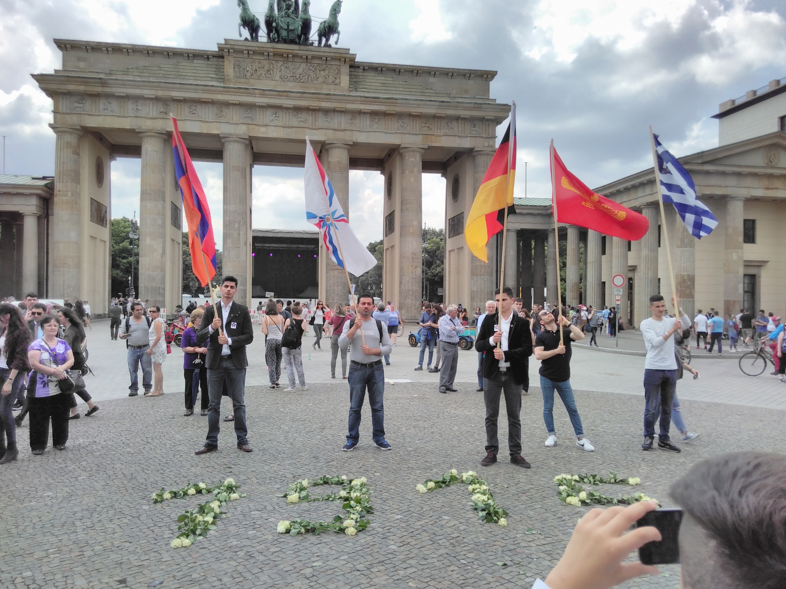 Kleine Gedenkstunde am Donnerstag der armenischen Opferverbände sowie AnerkennungJetzt und SaveOurSouls vor dem Brandenburger Tor.