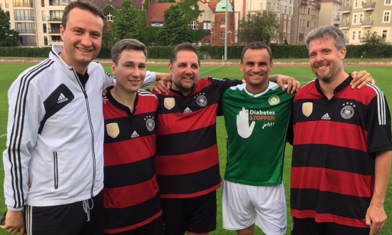 Ich habe bei unserer knappen 3:4-Niederlage im Benefizspiel gegen den von Christoph Daum und Pierre Littbarski trainierten FC Diabetologie mein erstes Tor mit dem Adler auf der Brust erzielt. Indem Team von Daum und Littbarski spielten die beiden ehemaligen Europacupsieger Ingo Anderbrügge und Martin Max. Nach dem Spiel gratulierten mir die Kollegen und Gegenspieler (v.l.n.r.) Mark Hauptmann (CDU), Stephan Kühn (GRÜNE), Martin Max (Eurofighter) und Dieter Janecek (GRÜNE).