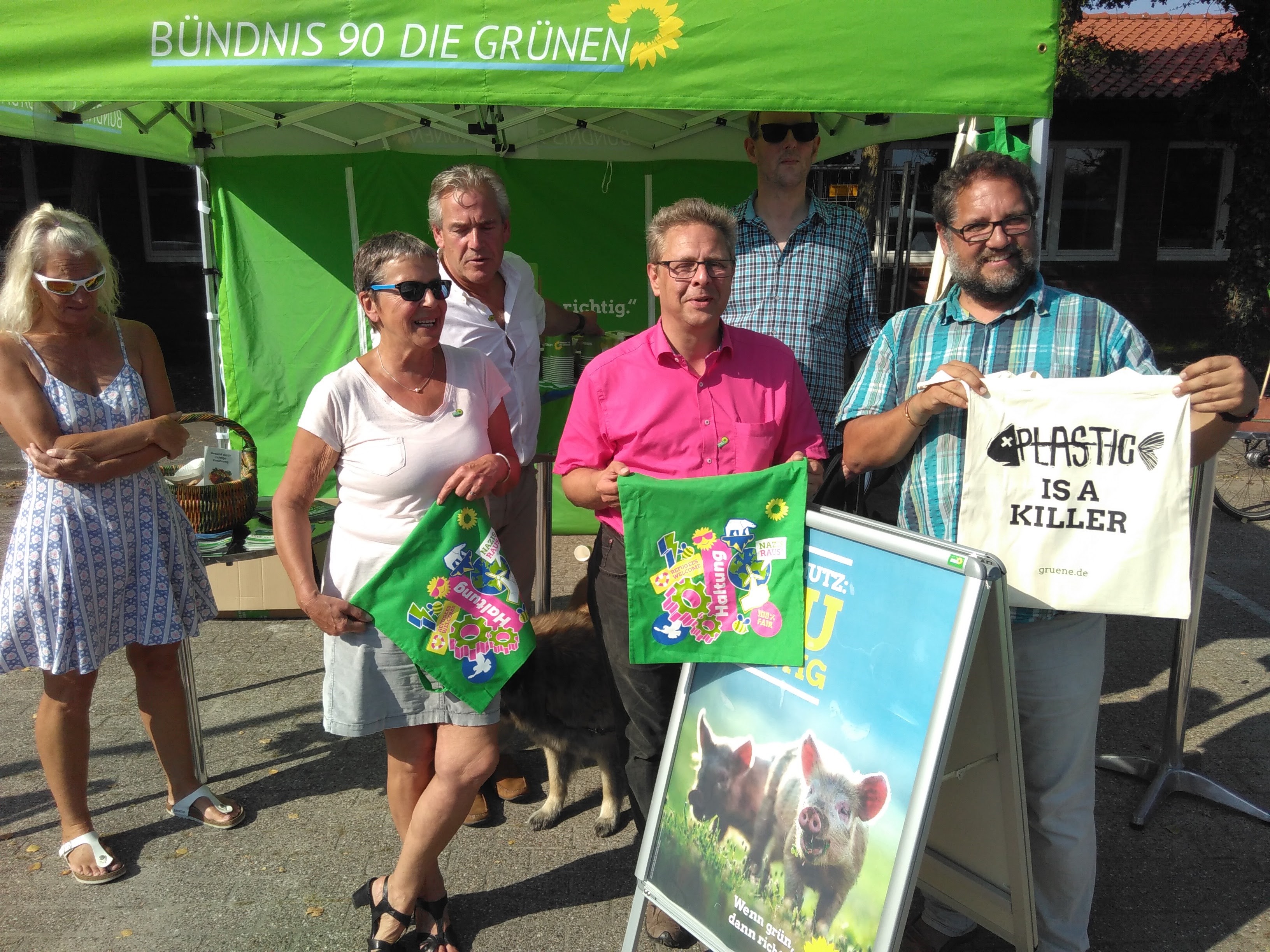In Emden-Wolthusen am GRÜNEN Infostand haben wir die einkaufenden Konsument*innen mit kühlem regionalen Apfelsaft erfrischt und mit Biobrezeln versorgt. Natürlich haben wir unter dem GRÜNEN Pavillon auch Schatten gespendet. Das Tauschen von Plastiktüten gegen unsere Stoffbeutel war dann nur noch ein Klacks. Auch so geraten unsere Inhalte in das Bewusstsein der Bürger*innen. Stolz präsentieren ihre “Beute” (v.r.n.l.): Frank Ohmer, ich, Gudrun Herrmann, Jürgen Böckmann und N.N.
