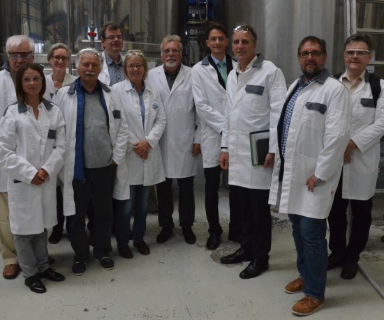 Im Kleinen geht's beim Abwasch und bei der Wäsche darum, Wasch-, Putz- und Reinigungsmittel zu wählen, die sich biologisch abbauen und die keine schädlichen Stoffe verwenden. In Uplengen im Landkreis Leer gibt es ein Unternehmen, die diese Bedingungen erfüllt: SODASAN. Alle Produkte sind erdölfrei und gentechnikfrei hergestellt. Alle Rohstoffe sind biologisch angebaut. Im Großen geht es sogar darum, unsere Lebensgrundlagen zu erhalten (v.l.n.r.):Manfred Cybalski (GRÜNE Leer), Marija Makivnychuk, Ingrid Goldenstein (GRÜNE Westerstede), Hermann Claus, Jens Rowold (GRÜNE Westerstede), Kerstin Stromberg und Jürgen Hack (beide SODASAN), Tammo Lenger (GRÜNE Leer), Stefan Wenzel (Umweltminister), ich und Jörg Thom (GRÜNE Ammerland).