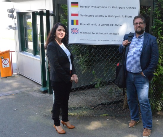 Wir dürfen hier nicht rein: Daniela Reim von der Beratungsstelle für Mobile Beschäftigte hat mir einen ganzen Tag lang kaum zu begreifende Einblicke in die Parallelwelt der Leiharbeiter*innen und Werksvertragsarbeiter*innen gewährt. Es ist nicht zu glauben, wie sehr die wirtschaftliche Not dieser Menschen ausgenutzt wird. Im Wohnpark Ahlhorn im Landkreis Oldenburg sind bis zu 1.500 Menschen untergebracht. Eigentlich wollte Daniela Reim dort Arbeiter*innen beraten, doch auch meine Anwesenheit hat nicht dazu geführt, dass die Erzeuger von Erdbeeren, die den Wohnpark betreiben, mit uns sprechen wollten. Was die wohl zu verbergen haben?
