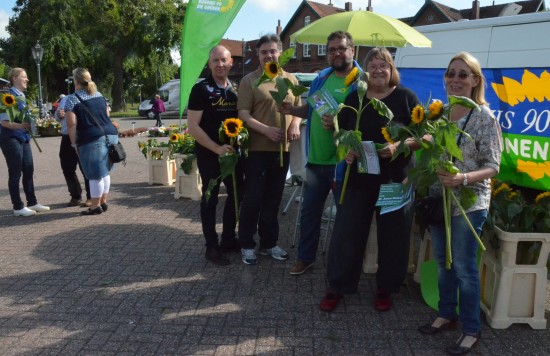 Rodenkirchen in der Wesermarsch ist mehr als einen Ausflug wert. Schon der Wochenmarkt bietet für den Einkauf jede Menge. Der GRÜNE Infostand mit seinen Sonnenblumen strahlte genau das aus, wofür wir GRÜNE Politik machen: für mehr Familienfreundlichkeit, Klimaschutz voranbringen und nachhaltigen Tourismus fördern, für einen sicheren Rückbau des AKW Unterweser, eine konstruktive Gemeinderatsarbeit und gegen die geplante Küstenautobahn. Die Gespräche mit den Bürger*innen waren ermutigend (v.r.n.l.): Elke Mathiszig, Anke Coldewey, ich, Dragos Pancescu, Jürgen Lange und Andrea Arens (im Gespräch).