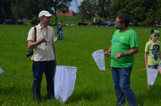 Mit DEM Wildhummelfachmann Rolf Witt waren wir mit einer großen Gruppe am Abser Siel in Stadland-Rodenkirchen in der Wesermarsch draußen unterwegs. Der Nationalpark Wattenmeer bietet auch seltene Wildbienen und Wildhummeln von denen kaum jemand weiß. Die Wildbienen und Wildhummeln haben aber eine wichtige Funktion in unseren Ökosystemen. Deshalb müssen wir jetzt organisieren, sie zu schützen, denn sonst ist es zu spät. Die intensive Landwirtschaft hat ihnen schon fast den Garaus gemacht,.