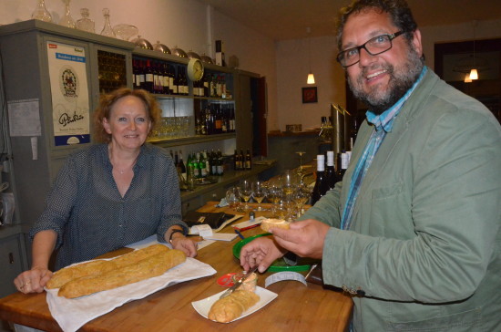 Im einzigen Biorestaurant Oldenburgs, Gaby Wendziochs "Seidenspinner" haben wir uns "Zehn Milliarden" von Valentin Thurn angesehen. Diese Reise um die Welt stellt die Frage, ob und wie Landwirte uns alle ernähren kann. In der anschließenden Diskussion waren wir uns einig, dass die deutsche Gesellschaft für Lebensmittel mehr Wertschätzung aufbringen muss. Das Diktat des Lebensmitteleinzelhandels "Geiz ist geil" muss durchbrochen werden. Ich finde, wir sollten auf mehr Qualität beim Essen achten. Heißt für mich auch, dass ich regionale und saisonale Lebensmittel kaufe: Wer weiter denkt, kauft näher ein.