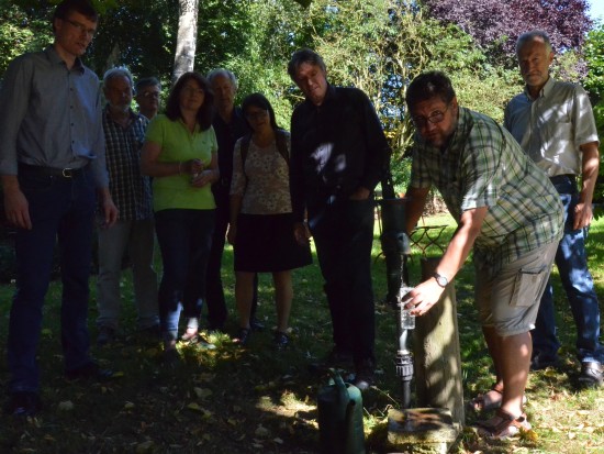 "Was ist drin meinem Brunnenwasser" fragen in Oldenburg und umzu immer häufiger die Besitzer*innen von privat genutzten Brunnen. Die Antworten darauf ähneln stark den Ergebnissen der Wasserproben, die der OOWV zieht: Immer häufiger werden die Grenzwerte überschritten. Die Belastung durch Schwermetalle und Nitrat nehmen zu. Wir alle müssen mehr unternehmen, unsere Böden und Gewässer zu schützen (v.l.n.r.): Johannes gr. Beilage, Hilko Finke, Claudia Kuck, Eduard Hüsers, Elke Szepanski, Hanso Janssen, ich und N.N.