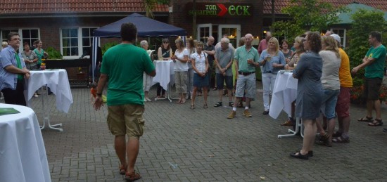 Das war ein klasse Sommerfest in Bad Zwischenahn-Haarenstroth im Ton Scharpen Eck, denn ein besseres Programm gibt es kaum: Leckere Biospeisen und kalte Getränke, traumhafte sommerliche Temperaturen, kurzes, aber beeindruckendes Gewitter und ein begleitender Regenschauer, viele nette Gäste, auch aus dem Bundestag, Julia Verlinden und aus dem Landtag, Susanne Menge.