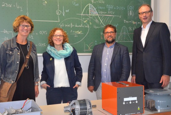Auch das Handwerk entwickelt sich immer mehr zum digitalen Anwender. Gesellen (ganz wenige Frauen nur) und Facharbeiter machen dort in einem Jahr ihren Meister: im Bundestechnologiezentrum für Elektro- und Informationstechnik in Oldenburg (BFE). Bei meinem Besuch mit Susanne Menge und Julia Verlinden erklärte uns Direktor Thorsten Janßen, wie sehr ihn einerseits das Thema umtreibt, Mädchen und Frauen für diese Themen zu gewinnen und andererseits grundsätzlich junge Menschen zu motivieren, sich weiter zu qualifizieren auf dem Arbeitsmarkt. Janßens Erfahrung nach, sind die beruflichen Aussichten bestens.