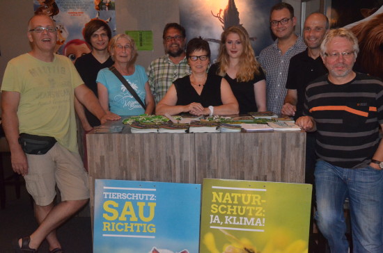 Sehr guter Film mit einer sehr guten Botschaft, wie die Natur schonend behandelt werden kann - durch eine ökologische Bewirtschaftung unserer Böden. Anschließend gab's eine engagierte Diskussion im Cloppenburger Kino darüber, wie wir mit diesem gesellschaftlich Ziel vorankommen (v.r.n.l.): Michael Jäger, , Lisa Kramer, Irmtraut Kannen, ich, Brigitte Ebben, Fabian Wesselmann und Ulf Dunkel.