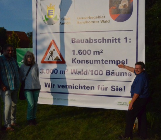 Sachen gibt's, die gibt's gar nicht: In Aurich-Sandhorst soll am Südeweg ein Stück Wald gerodet werden, damit ein Supermarkt gebaut werden kann. Andere Grundstücke gibt es zuhauf, doch aus nicht geklärten Gründen soll ausgerechnet in einem historisch bedeutenden Stadtwald ein Konsumtempel gebaut werden. Fassungslos (v.r.n.l.) in Sandhorst: Gunnar Ott, Gila Altmann und ich.