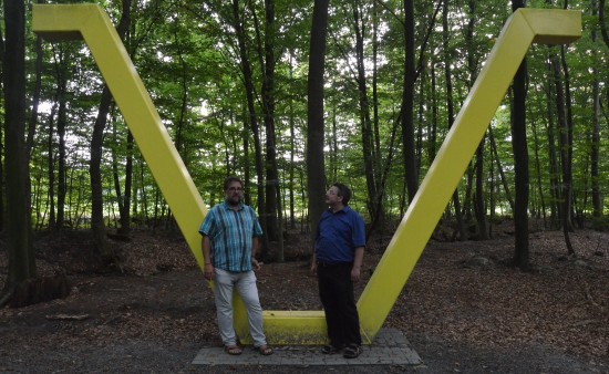 Am 20.06.2014 (erst 70 Jahre danach) wurde das Mahnmal eingeweiht. Gunnar hat es mir im Wald gezeigt. Es ist erschreckend, wie tief die Gefangenen buddeln mussten. Noch erschreckender müssen die Bedingungen gewesen sein, unter denen sie arbeiten mussten.