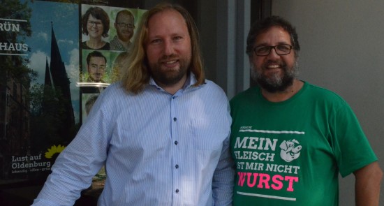Ich habe den GRÜNEN Fraktionssprecher im Bundestag, Toni Hofreiter, zu uns nach Oldenburg eingeladen, aus seinem Buch "Fleischfabrik Deutschland" zu lesen. Es handelt davon, wie industrielle Tierhaltung unsere Lebensgrundlagen zerstört und war wir alle persönlich dagegen tun können. Für die Lesung haben wir uns einen besonderen Ort ausgesucht: Cloppenburg. Vorher probieren wir bei der Molkerei Ammerland Weidemilch ohne Gentechnik und abends besuchen wir die Ratsfraktion in Oldenburg und die Ammerländer Kreistagsfraktion in Bad Zwischenahn. Das wird ein abwechslungsreicher Tag, auf den ich mich freue.