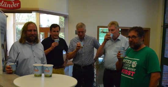 Gemeinsam mit Dr. Anton Hofreiter (li.) habe ich Deutschlands fünftgrößte Molkerei, die Molkerei Ammerland besucht. Wir waren am Standort Oldenburg, denn dort soll in einem Jahr Biomilch produziert werden. Seit ein paar Wochen gibt's ein neues konventionelles Produkt, die richtig klasse finde, denn für die Verbraucher*innen ist sie optimal gekennzeichnet: Weidemilch ohne Gentechnik. Das ist schon sehr beachtliche Weiterentwicklung, wie ich finde, denn die Kühe fressen kein gentechnikverändertes Futter. Jahrelang wurde uns immer erzählt, das das eben nicht ginge, weil es zu teuer sei. Auf einmal geht's und das ist gut so. Lecker ist sie zudem und das schmecken auch der Geschäftsführer der Molkerei Ralf Hinrichs, Vorstand Hwerbert Heyen und Aufsichtsratsmitglied Jürgen Seeger.
