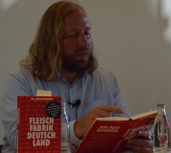 Toni fordert in seinem Buch ein radikales Umsteuern unserer Gesellschaft, denn die industrielle Massentierhaltung nimmt immer gewaltigere Ausmaße an. Das gefährdet unsere Gesundheit, führt zu internationalen Verwerfungen, zerstört die Umwelt und quält Tiere. Die Auswirkungen: Etwa die Hälfte der weltweiten Treibhausgase sind auf die Landwirtschaft und die Produktion von Lebensmitteln zurückzuführen. Mein Tipp: Du bist, was du isst. Geht recht einfach.