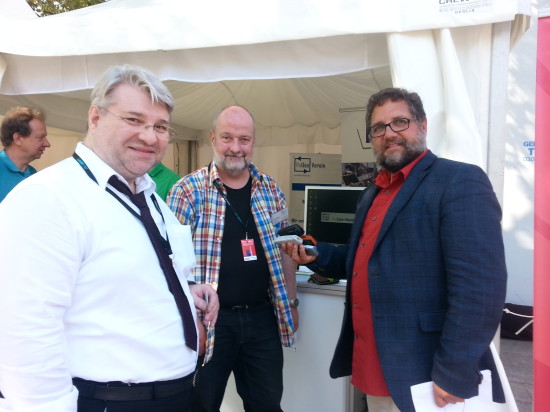 Der Verein ReUse sammelt anlässlich der Internationalen Funkausstellung in Berlin alte Mobiltelefone ein, um diese zu reparieren und zugunsten eines guten Zwecks weiterzuverkaufen. Ein gute Aktion für den Ressourcenschutz, die ich gerne unterstütze, deshalb habe ich heute Vormittag einige alte Handys meiner MitarbeiterInnen am ReUse-Stand abgegeben und mich beim Vorsitzenden Stefan Ebelt über die Arbeit des Vereins informiert. Falls ihr auch noch "Handyleichen" im Keller bzw. der Schublade habt, könnte ihr diese noch bis zum 07.09. am ReUse-Stand auf dem Breitscheidplatz am Europacenter abgeben. Neben Handys sammelt ReUse auch Notebooks, Tablets und Smartphones ein. Auch diese Geräte werden aufgearbeitet und wieder in den Wirtschaftskreislauf gebracht, die Daten werden zuvor professionell gelöscht.