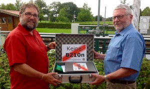 Im September hatte mir Johannes de Boer von der BILaNz-Aurich einen Koffer mit 6.000 Unterschriften gegen die B210n überreicht, die ich später Umweltministerin Hendricks übergeben habe.