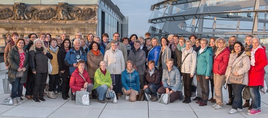 Politisches Programm in Berlin: Knapp 50 Frauen aus Oldenburg, Bad Zwischenahn, Westerstede und Papenburg haben im Reichtstag einer Plenarsitzung des Deutschen Bundestages beigewohnt, sie waren in der niedersächsischen Landesvertretung und im Bundesministerium für Arbeit und Soziales,, sie haben das Denkmal für die ermordeten Juden Europas besucht, an einer Stadtrundfahrt durch die Bundeshauptstadt teilgenommen, die sich an politischen Gesichtspunkten orientiert und wir haben im Reichstagsgebäude miteinander diskutiert. Liebe Frauen, herzlichen Dank für euren Besuch, ihr dürft sehr gerne wieder kommen.