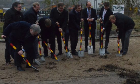 Neun Männer im OldeNeun Männer im Oldenburger Hafen beim Spatenstich. Anlass dafür ist der Neubau der Wendestelle im Oldenburger Hafen durch die Wasserstraßen- und Schifffahrtsverwaltung des Bundes. Der Bund geht davon aus, dass Oldenburg durch diesen Bau einen "zukunftsträchtigen Seehafen" bekommt. Dafür werden immerhin 12 Mio. Euro investiert. Wir unterstützen dieses konkrete Projekt, weil es der Verkehrssicherheit bei einem Verkehrsträger dient, der ökologisch in der Regel vorteilhaft ist. Für die weitere Infrastrukturplanung aber wurde auch hier - gerade in den Ansprachen von Staatssekretär Ferlemann und Oberbürgermeister Krogmann - wieder deutlich, dass die herrschenden Parteien SPD und CDU noch keinerlei Vorstellung einer sich wandelnden Welt von Logistik und Verkehr haben. Die Ideologie von Bundesverkehrswegeplan und Ministerium reagiert immer noch im Stil der vordigitalen Welt und einer unreflektierten Wachstumsdoktrin. Vielleicht sollten wir alle darüber nachdenken, welche Güter zukünftig transportiert werden sollen und ob wir diese wirklich alle überhaupt benötigen. Diese Frage stellt leider niemand. Daran muss sich auch enkeltaugliche Infrastrukturplanung messen lassen. Eine A20 braucht man dann sicherlich nicht mehr. nburger Hafen beim Spatenstich. Anlass dafür ist der Neubau der Wendestelle im Oldenburger Hafen durch die Wasserstraßen- und Schifffahrtsverwaltung des Bundes. Der Bund geht davon aus, dass Oldenburg durch diesen Bau einen "zukunftsträchtigen Seehafen" bekommt. Dafür werden sage und schreibe 12 Mio. Euro zur Verfügung gestellt. Vielleicht sollten wir alle darüber nachdenken, welche Güter geliefert werden und ob wir diese überhaupt benötigen. Diese Frage stellt leider niemand. Weitere 12 Mio. Euro für den Fetisch Wachstum geopfert. Dieses Mal für den Seehafen in Oldenburg. Jammerschade.
