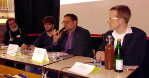 Auf dem Podium sind von links zu sehen: Klaus Pieper (Greenpeace Kontaktgruppe Ostfriesland), Jochen Scheuermann (Max-Windmüller-Gymnasium Emden), ich und Moderator Arne Beckmann von Radio Ostfriesland