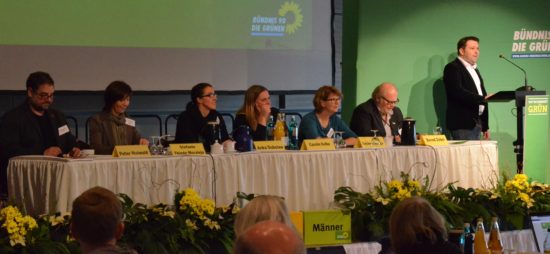 Bei der Landesdelegiertenkonferenz in Oldenburg war ich Teil des Präsidiums. Claudia Roth hat uns zu Beginn mit ihrer Rede echt von den Stühlen gerissen. Welche Gesellschaft wollen wir sein? In welchem Land wollen wir leben? In einer kämpferischen bundespolitischen Rede betonte Claudia, dass GRÜNE Politik „immer und auf allen Ebenen eine Politik des Reinholens der Menschen ist“.