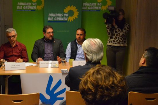 "Angst frisst Demokratie", so scheint es mir, wenn ich sehe, wie sich die Bundesregierung vom türkischen Präsidenten an der Nase herumführen lässt. Ich bin Pate für den Abgeordneten der HDP in der Türkei, Osman Baydemir, und versuche so die parlamentarische Demokratie in der Türkei zu unterstützen. Mit dem deutschsprachigen HDP-Abgeordneten Ali Atalan (re.) aus Münster und dem Oldenburger Menschenrechtsanwalt Cahit Tolan (li.) bin ich mir einig, dass die Macht des Appells diejenigen stärkt, die unter der Willkür Erdogans leiden.