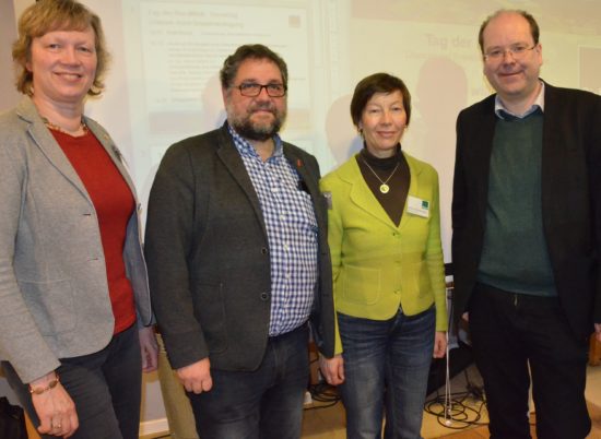 Am Tag der Biomilch in Oldenburg haben wir für ein faires Produkt auf faire Preise gefordert. Die Erzeugung von Lebensmitteln geht uns Alle an. Es geht ums Tierwohl und auch darum, dass diejenigen, die Milchprodukte herstellen, auch fair dafür entlohnt werden (v.r.n.l.): Niedersachsens Landwirtschafts- und Verbraucherminister Christian Meyer, Oldenburgs GRÜNE Stadtverbandsvorsitzende Stefanie Thiede-Moralejo, ich und Kerstin Rhode-Fauerbach, GRÜNE Ratsfrau.