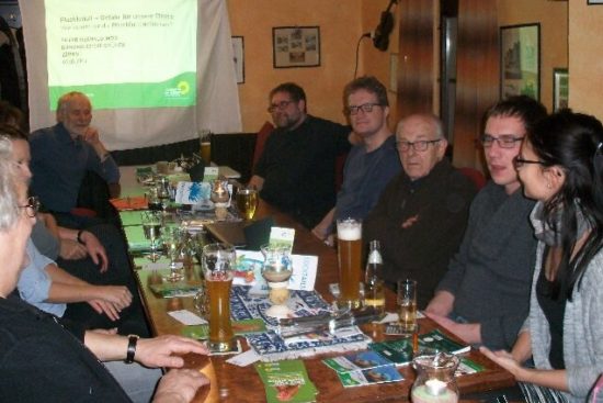 Die GRÜNEN in Zerbst in Sachsen-Anhalt haben mit mir einen Diskussionsabend zu Mikroplastik angeboten. Das Interesse war groß in Deutschlands fünftgrößter Kommune (der Fläche nach) und zeigt mir immer wieder, wie jetzt in Zerbst, dass Konsument*innen völlig unbewusst handeln und an dieser Stelle mehr und mehr der Gesetzgeber treten muss. In Kosmetika müsste eigentlich kein Erdöl verarbeitet werden, doch für die Industrie ist es bequemer. In diesem Fall greift einzig allein das Ordnungsrecht, doch die Große Koalition kneift wieder einmal und das seit Jahren - zu Lasten unserer Umwelt.
