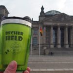 Mehrwegbecher vor Reichstag