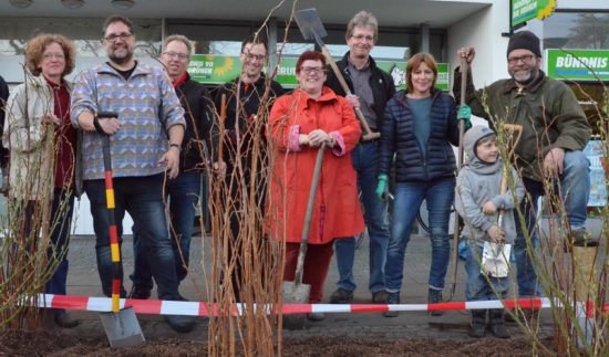 Stolz wie Bolle (v.l.n.r.): Frauke Barkhoff, ich, Harald Bunjes, Thomas Peters, Ute Goronczy, Christine Wolff und Robin Keppel. Blühendes öffentliches grün fördert die Gesundheit unbd das Wohlbefinden in dem Fall der Oldenburger*innen. Die Beeren sind natürlich zum essen da.